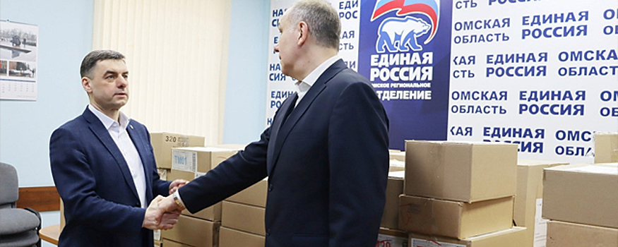 Налоговики Омской области передали коллегам в ЛНР гуманитарную помощь