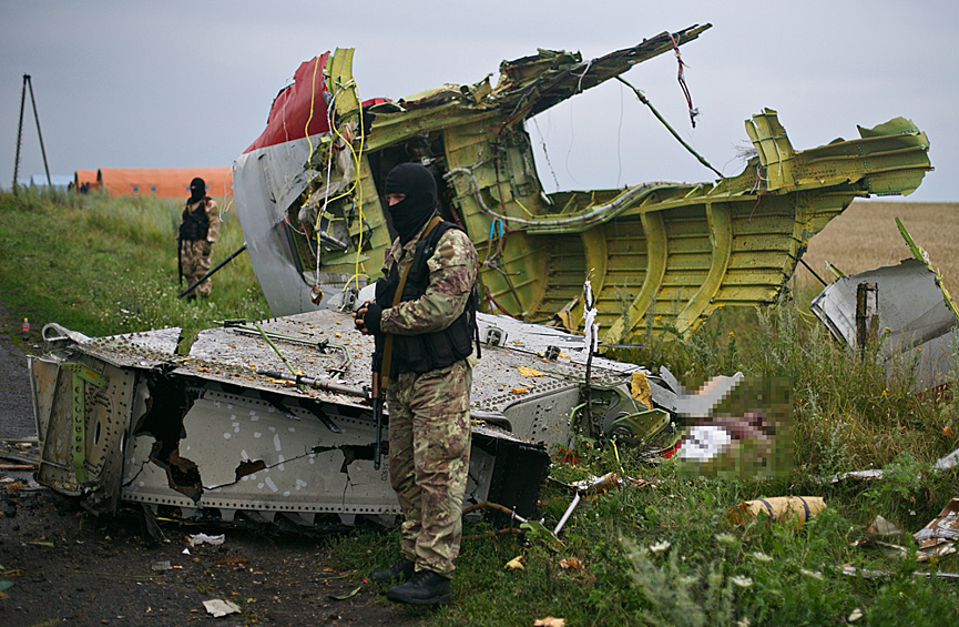 «Боинг» рухнул на землю в районе села Грабово Донецкой области. Обломки самолёта были разбросаны на территории, превышающей 15 квадратных километров. 