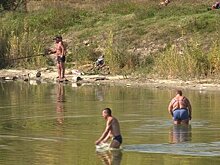 В Пензе любители пляжного отдыха покупались в пруду в бабье лето