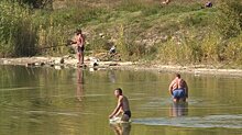 В Пензе любители пляжного отдыха покупались в пруду в бабье лето