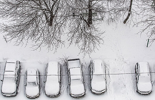 Москву накрыло снегом, коммунальщики не справляются