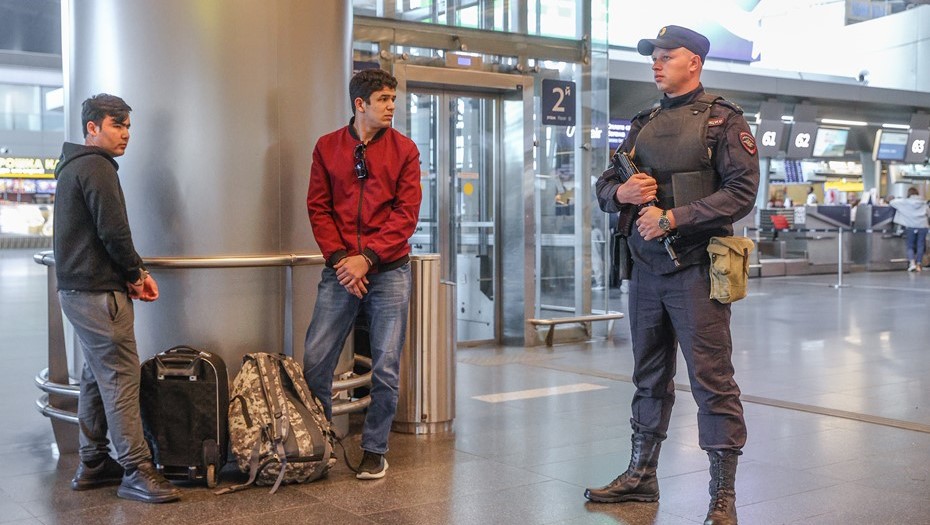 Из России выдворят 40 задержанных в Петербурге мигрантов