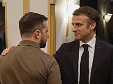 Макрон объяснил предоставление самолета Зеленскому
