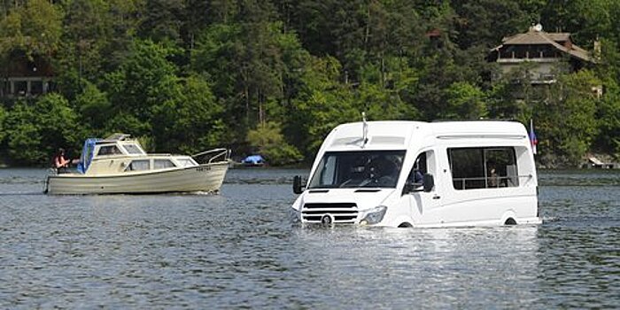 Чешский изобретатель "научил" плавать свой микроавтобус