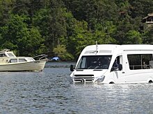 Чешский изобретатель "научил" плавать свой микроавтобус