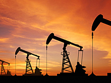 Доллар обесценивается: почему дорожает нефть
