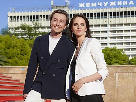 Кожа и горох: в чем многодетные родители Безруков и Матисон вышли в свет