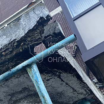 Козырек подъезда начал разрушаться на глазах кузбассовцев