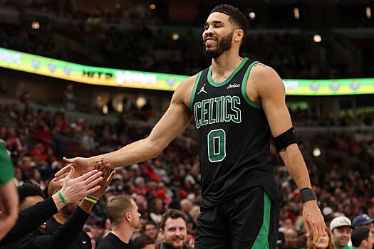 Видео: травмированный Тейтум посетил тренировку команды по американскому футболу