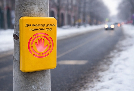 В Омске появился первый светофор с сенсорным управлением