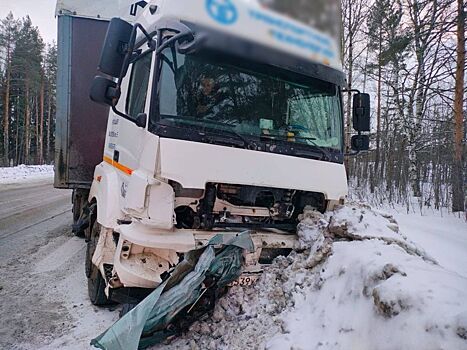 В Удмуртии на трассе «Ижевск-Воткинск» КАМАЗ столкнулся с «Пежо»