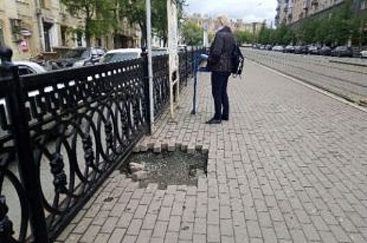Разрушенная брусчатка в центре Челябинска возмутила общественников