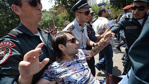 В Ереване задерживают протестующих