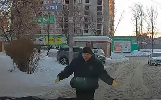 Рязанец в Кальном бросился на машину и плюнул на капот