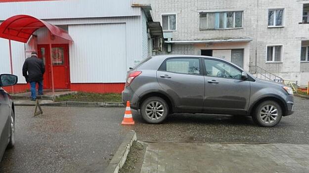 В Кирове водитель иномарки сбил пенсионерку на тротуаре