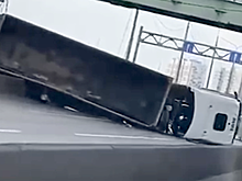 В Подмосковье перевернувшаяся фура блокировала шоссе