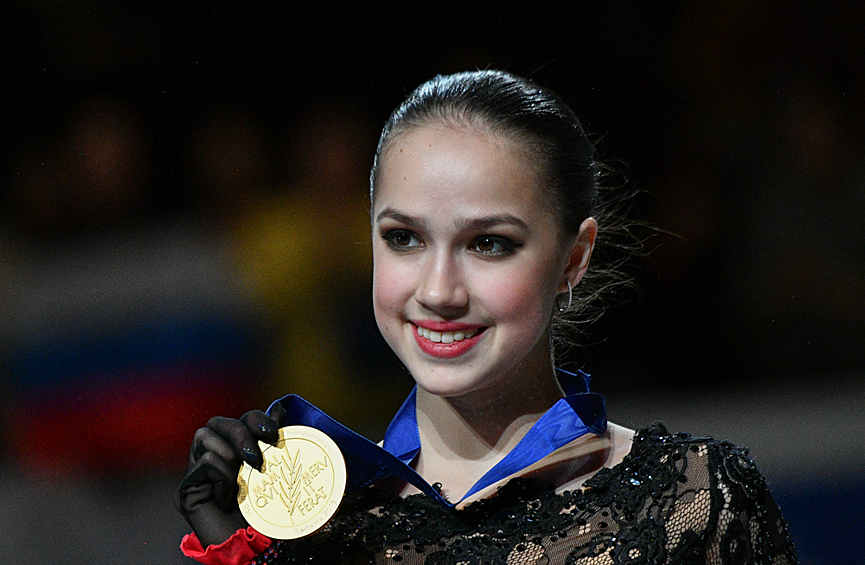 Алина Загитова (Россия), завоевавшая золотую медаль в женском одиночном катании на чемпионате мира по фигурному катанию в Сайтаме