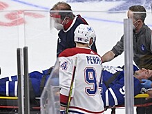 Коленом в голову: звезда НХЛ покинул матч на носилках