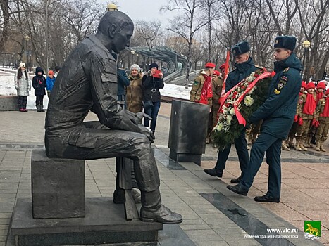 Во Владивостоке почтили память псковских десантников, погибших в Чечне