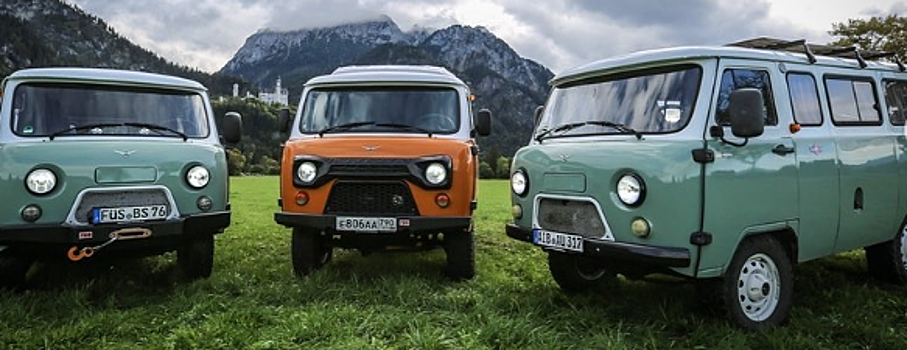 Владельцы УАЗ в Германии устроили выставку из машин вблизи с баварским замком