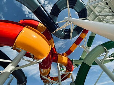 С опозданием на месяц в Волгограде открылся первый аквапарк на 1000 посетителей