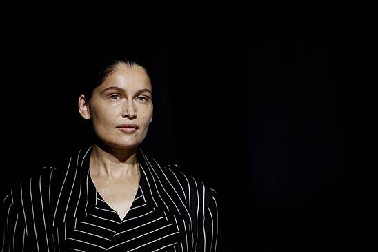 46-летняя Летиция Каста вышла в свет в прозрачной юбке