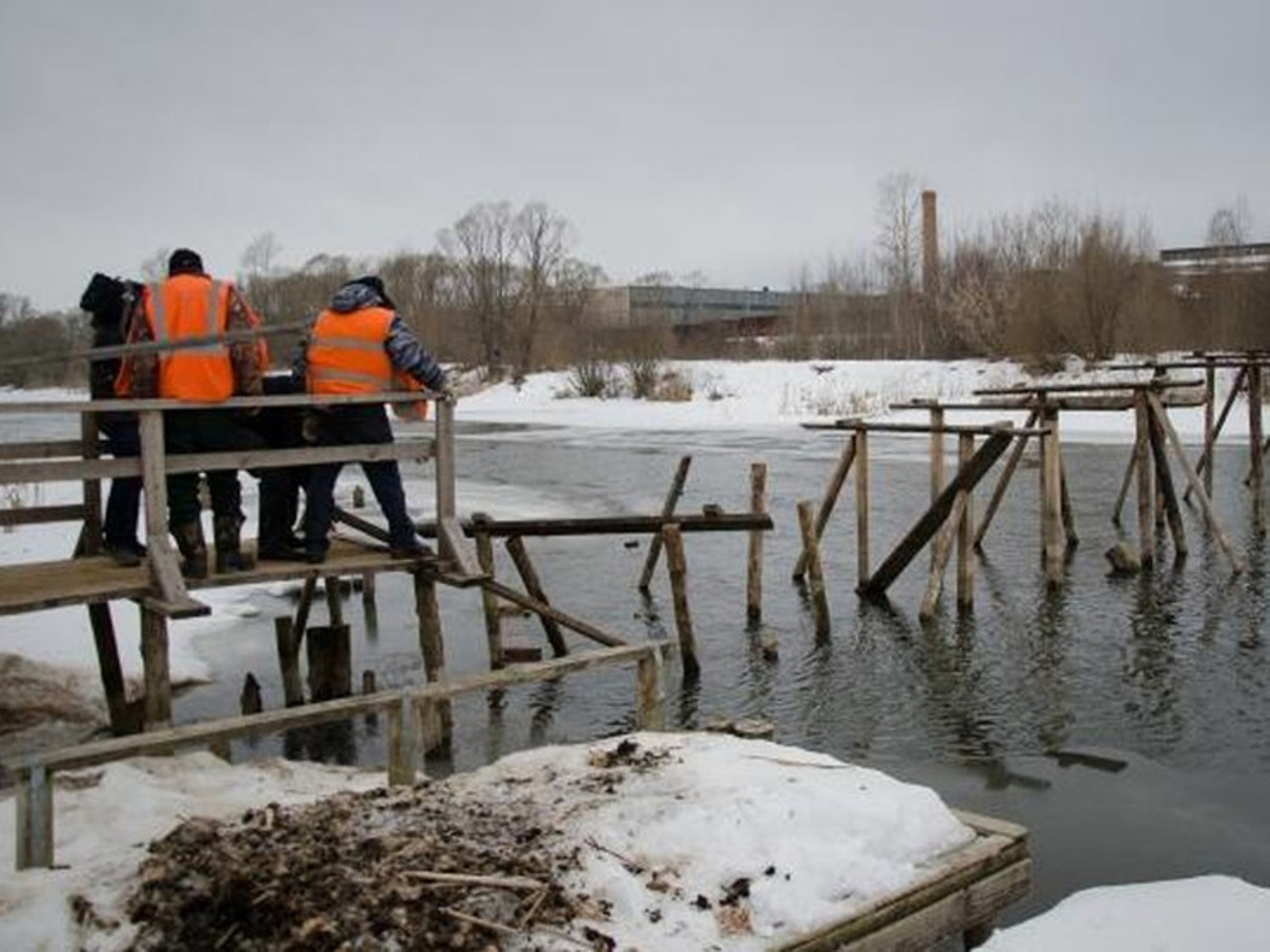 В Шуе демонтируют деревянный пешеходный мост на реке Теза