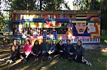 Костромские студенты превратили невзрачный сарай детского лагеря в яркий арт-объект