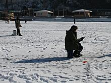 «Однажды провалился в воду с отцом»: владивостокские рыбаки рассказали о приключениях на льду