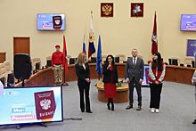 Билет в будущее. Школьники запада Москвы получили первые паспорта в префектуре округа
