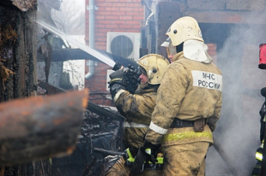 В Нижневартовске из горящего дома спасли 8 человек