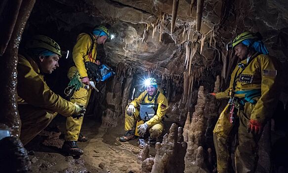 Астронавты исследуют пещеры, чтобы получить навыки для работы на Луне и Марсе
