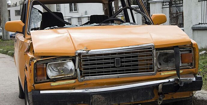 Два человека погибли при столкновении легковушки с Камазом на Дону