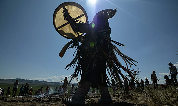 Шаманы провели обряд с портретами Путина и Зеленского