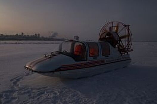 Под Сызранью на переправе на Волге застрял ВАЗ-2112 с беременной и её мужем