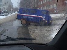Автомобиль «Почты России» угодил в Саратове в яму