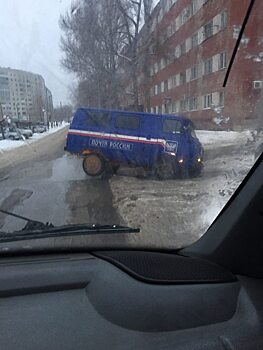 Автомобиль «Почты России» угодил в Саратове в яму