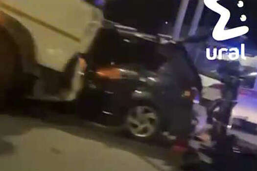 В Челябинске на видео попало, как фура протаранила легковой автомобиль