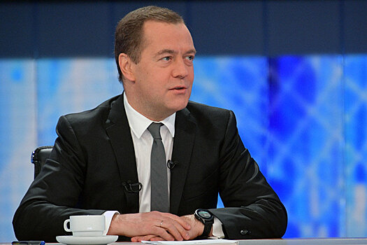 Медведев: США и ряд других стран вставляют "палки в колеса" развития РФ