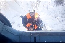 МЧС показало спасение раненого охотника под Иркутском