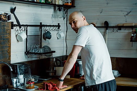 После «Оскара» Юра Борисов отправился на съемки в Костромскую область