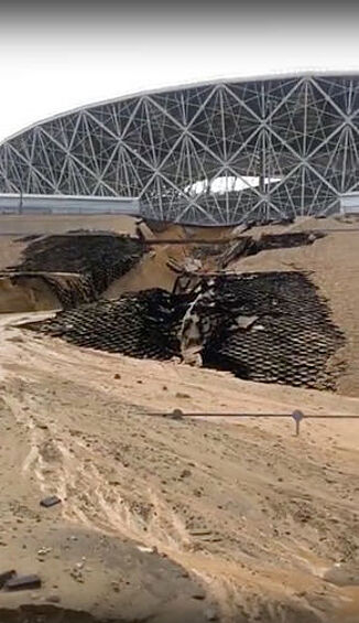 Стадион «Волгоград Арена», построенный к ЧМ-2018,  «размыло» после ливня. Об этом сообщает «Спорт-Экспресс»