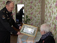 Командующий СФ вручил ветерану труда Анне Ткаченко почетную грамоту от имени министра обороны РФ