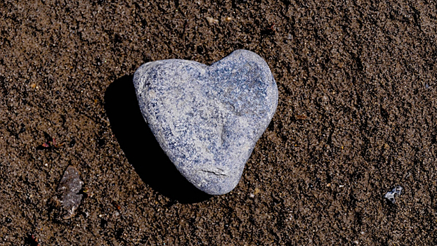 Мужчина требует за камень в форме сердечка миллион рублей