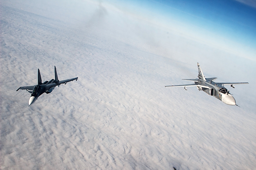 Во время прошедших накануне учений среди прочего отрабатывалась дозаправка в воздухе Су-30СМ и тактического фронтового бомбардировщика Су-24М . Это один из самых сложных элементов летной подготовки.  