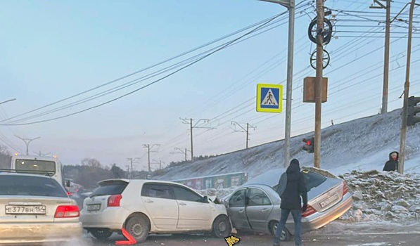 На Бердском шоссе в Новосибирске образовалась двухкилометровая пробка из-за столкновения трёх машин
