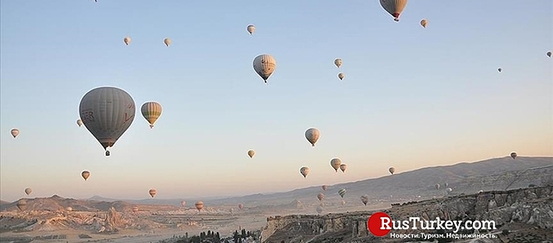 Небо над Каппадокией украсили шары с флагами Турции