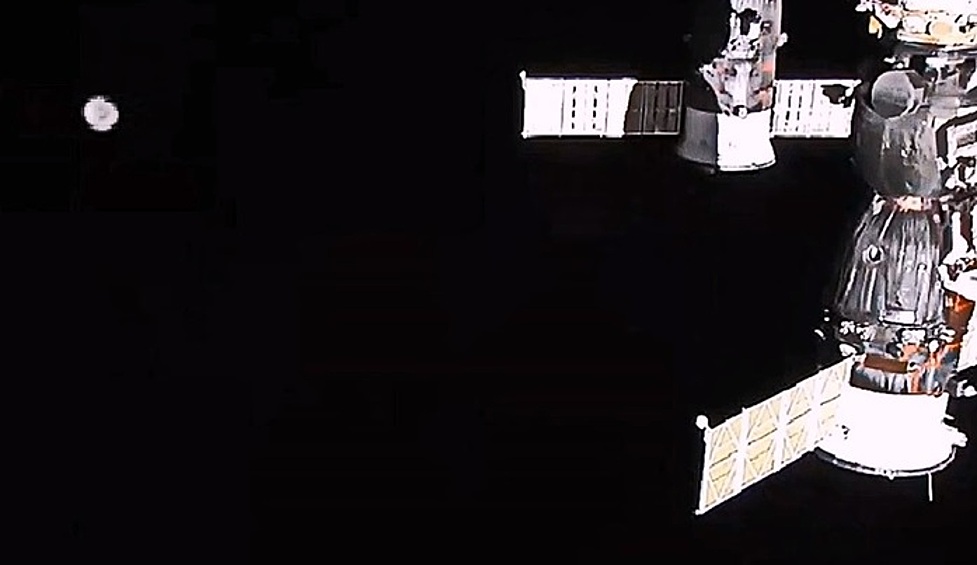 НЛО около МКС. Это кадр из видео, снятого на веб-камеру, установленную на станции. Валентин Дегтерев убежден, что этот странный объект, который приближается, а затем удаляется от станции, не что иное как НЛО. Видео снято 31 января 2018 года.