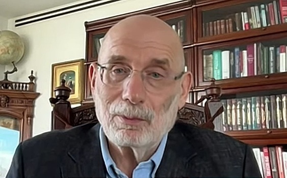 Бориса Акунина приговорили к 14 годам колонии заочно, а Дмитрия Быкова объявили в розыск