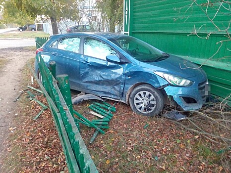 В Твери Hyundai после столкновения снёс забор частного дома